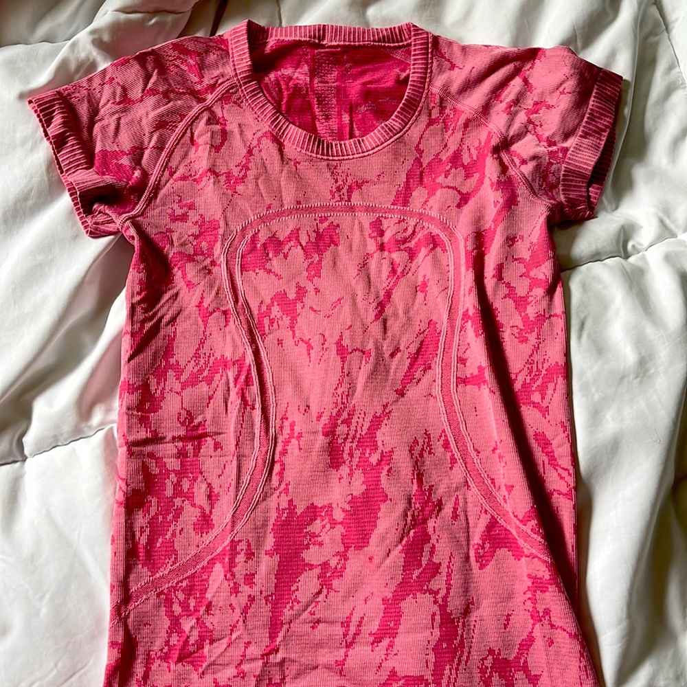 Lululemon short sleeve athletic top size 2 pink camo